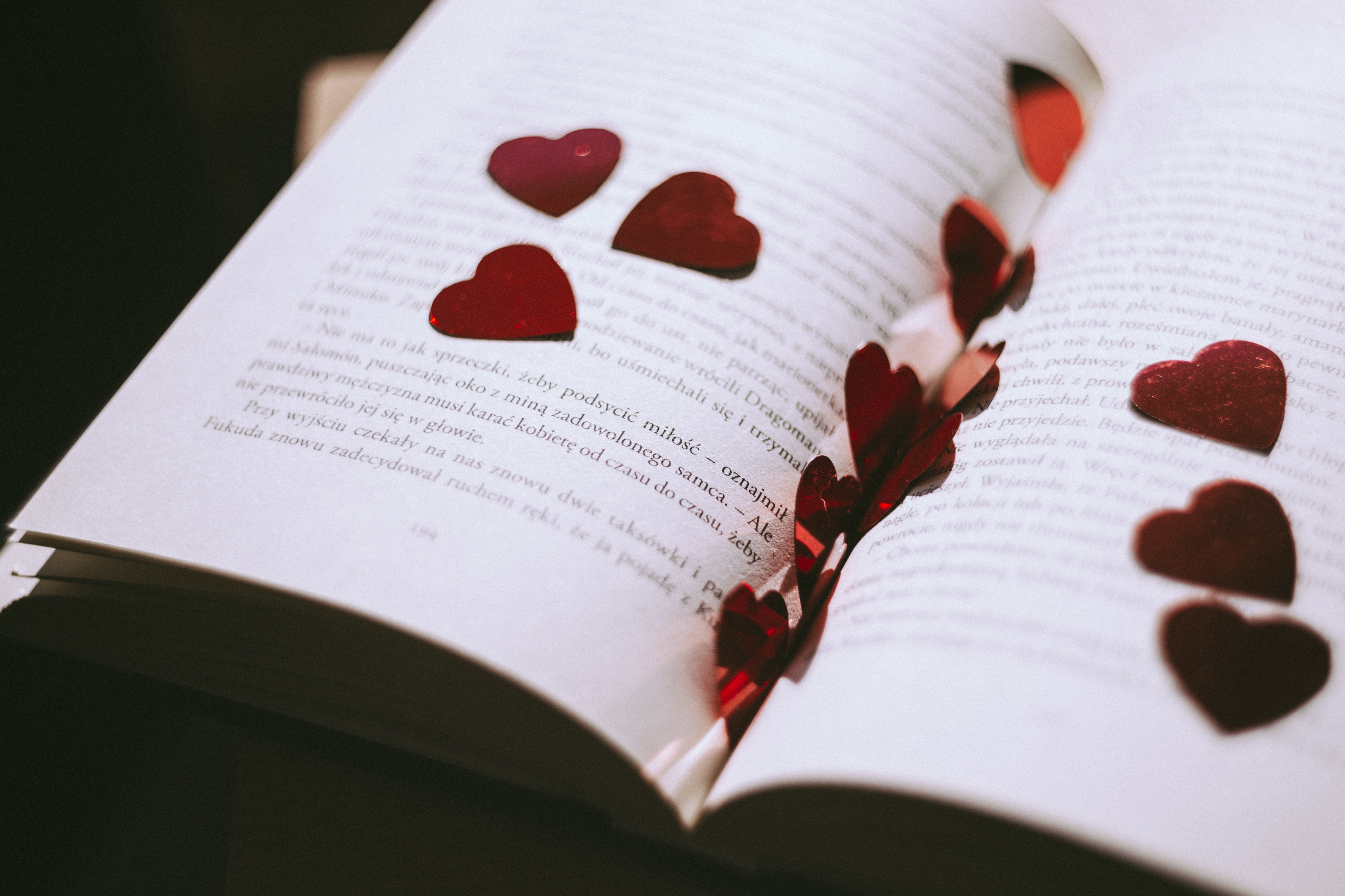 Любовь в творчестве писателей. Книга о любви. Поэзия Эстетика. Книга сердечко. Любовь в литературе.